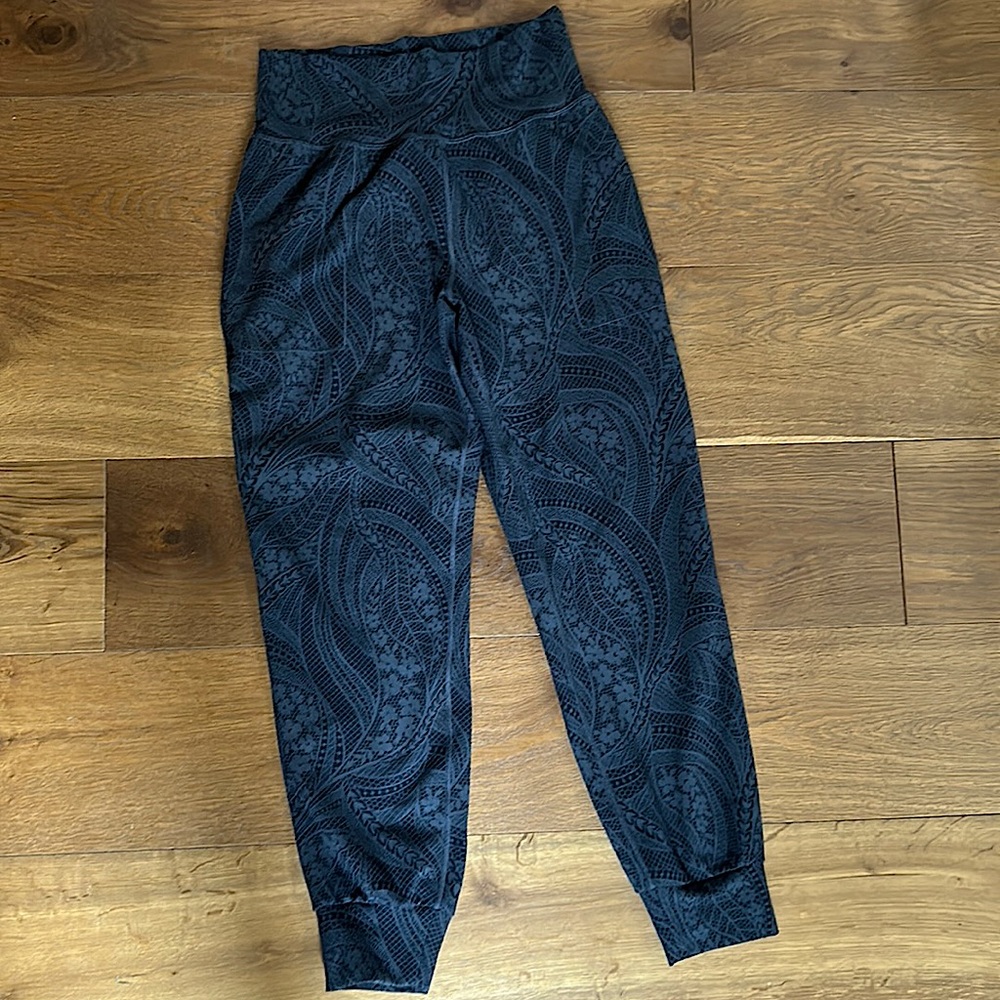 Athleta Salutation joggers sz S